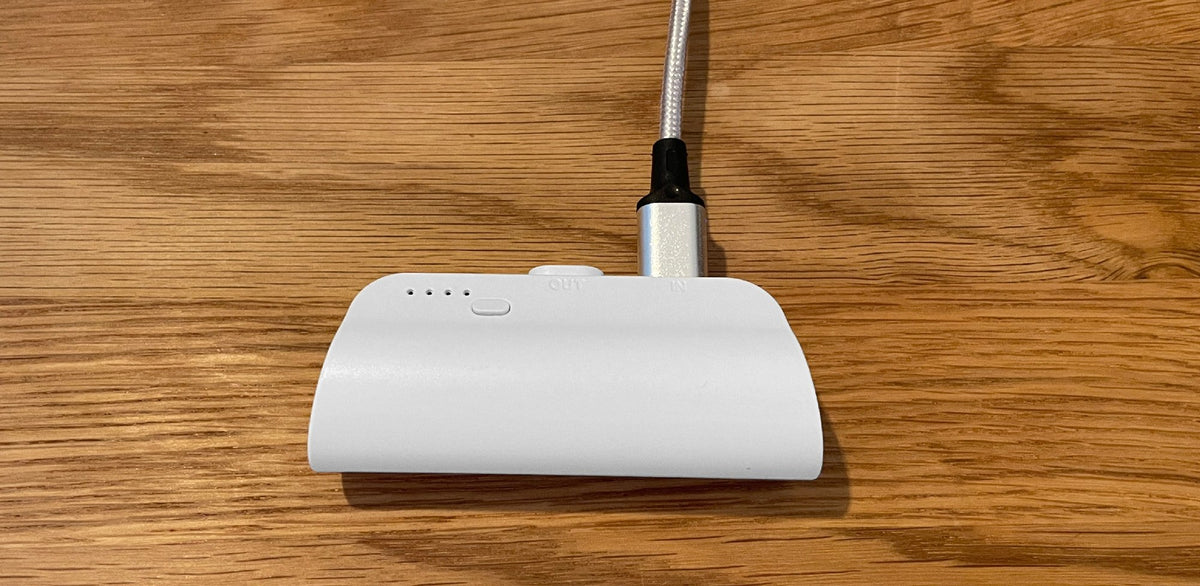 本体の充電は、スマートケーブルで。